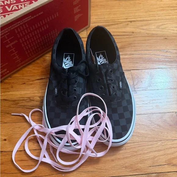 VANS Women Black Checkerboard Low-Top Sneakers w FREE pink laces 💞 - Picture 4 of 5